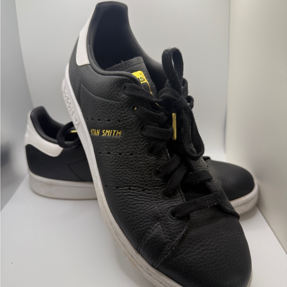 Adidas Black and White Sneakers Modern Low-Top Design